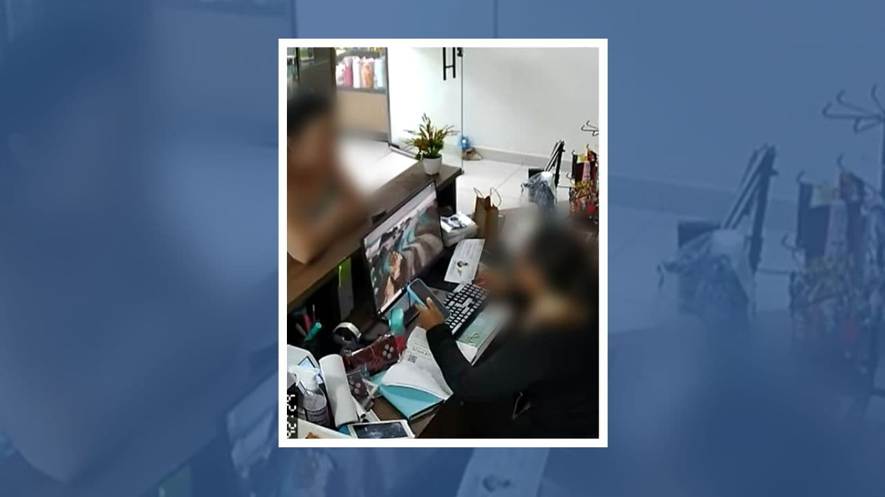 Cliente é presa por injúria racial após discussão em loja por conserto de celular