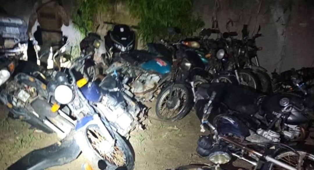 Tentativa de furto de motos termina com troca de tiros e quatro detidos