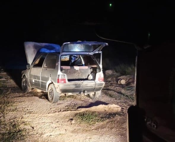 Motorista usa areia de praia para apagar incêndio em veículo