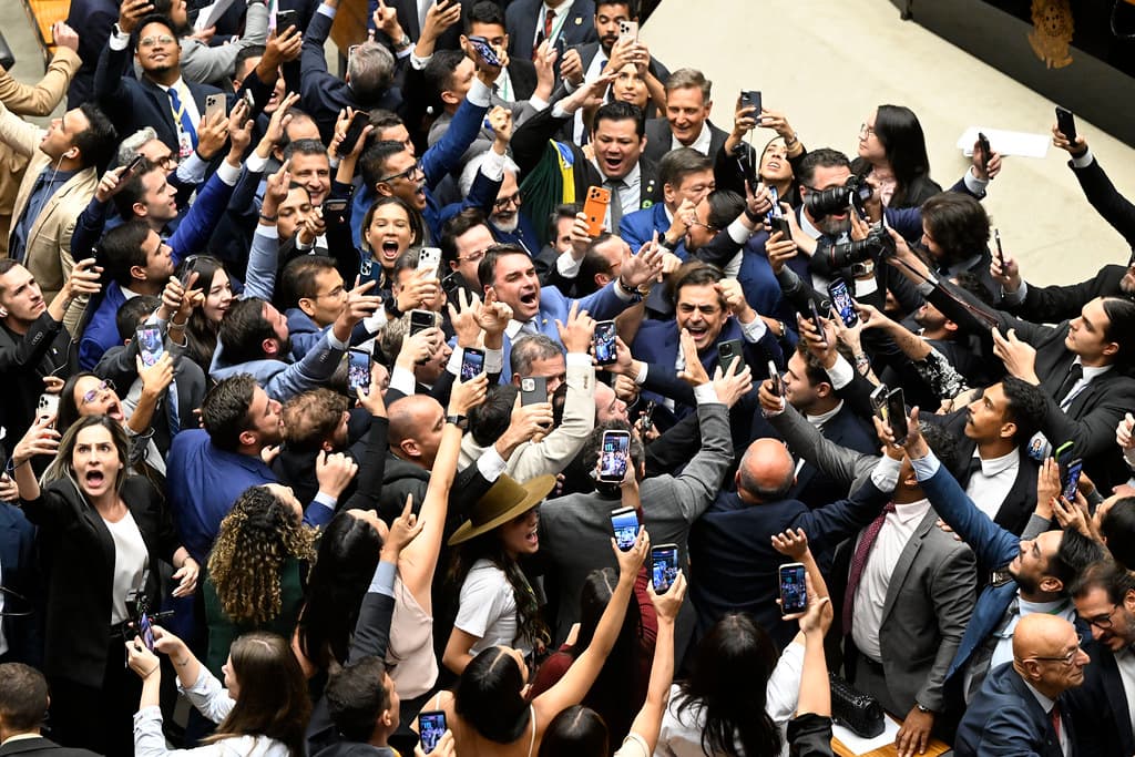 Congresso impõe nova derrota a Lula e retoma projeto que reduz penas do 8 de Janeiro