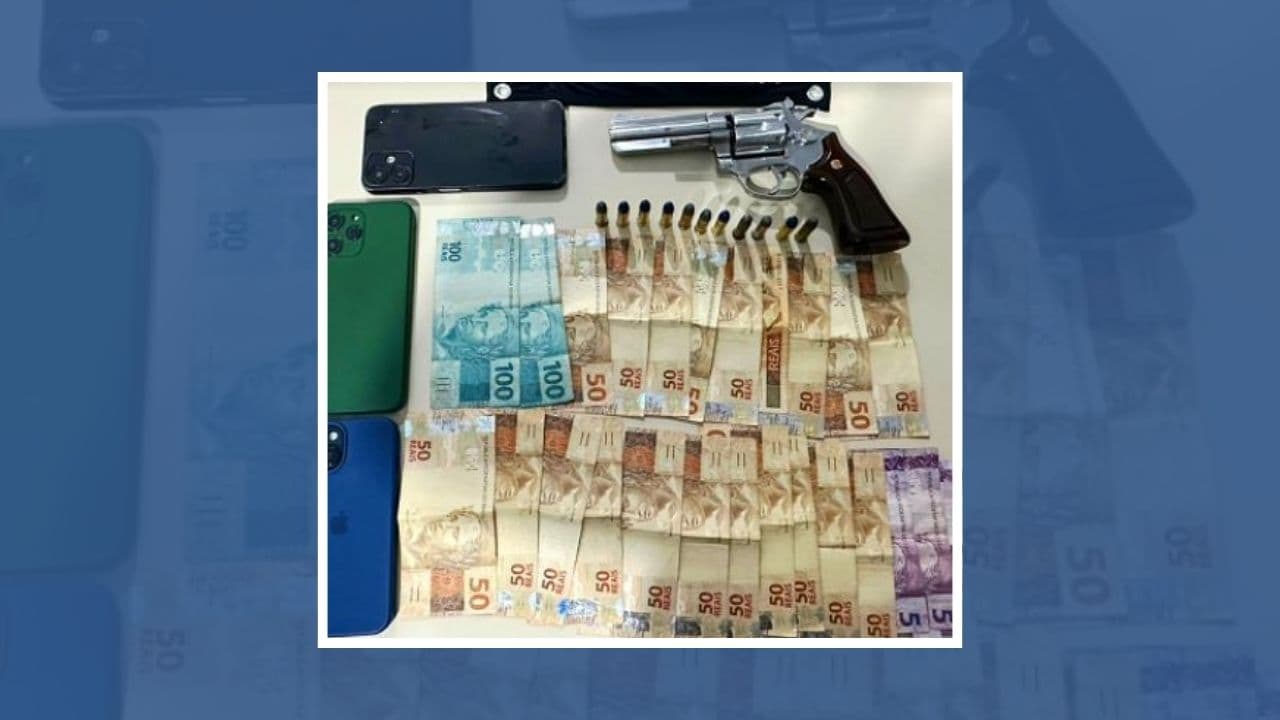 Carro na contramão termina com arma apreendida e adolescentes levados à delegacia