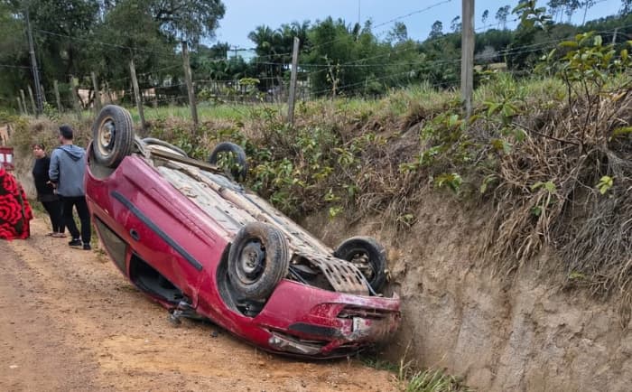 Motorista fica ferida após capotamento em Treze de Maio
