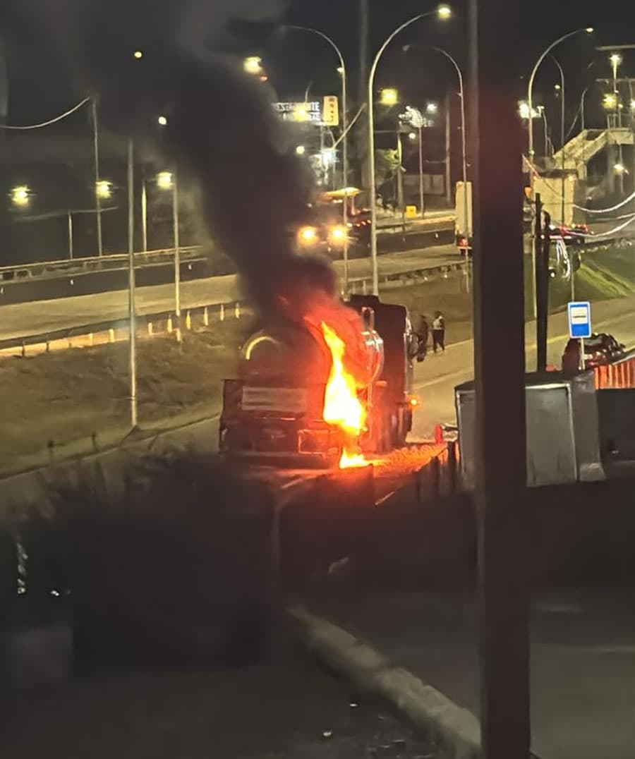 Caminhão-tanque pega fogo às margens da BR-101
