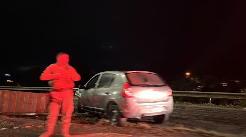 Carro bate contra mureta e bloqueia acesso de Laguna pela BR-101