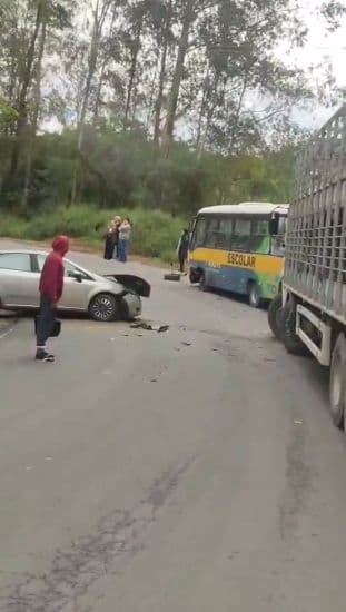 Carro invade contramão em curva e bate de frente com ônibus