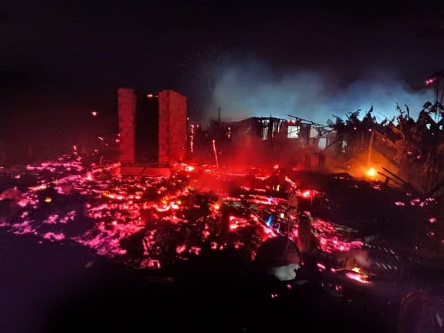 Incêndio destrói casa e quase atinge imóveis vizinhos