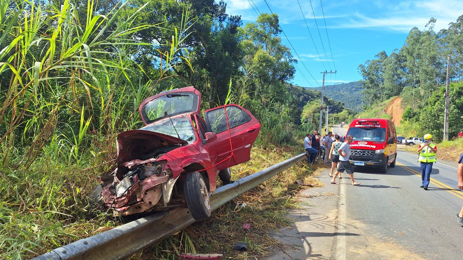 Motorista perde controle e bate em caminhão na SC-370