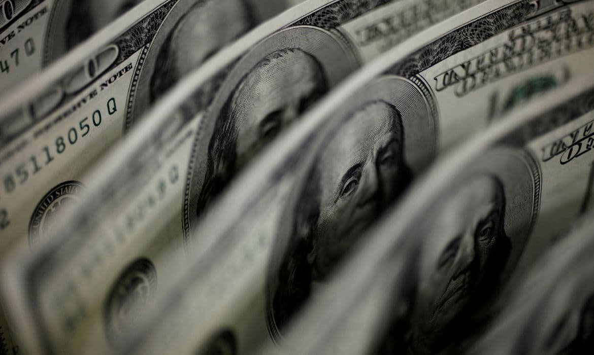 Dólar cai para menor valor em mais de dois anos