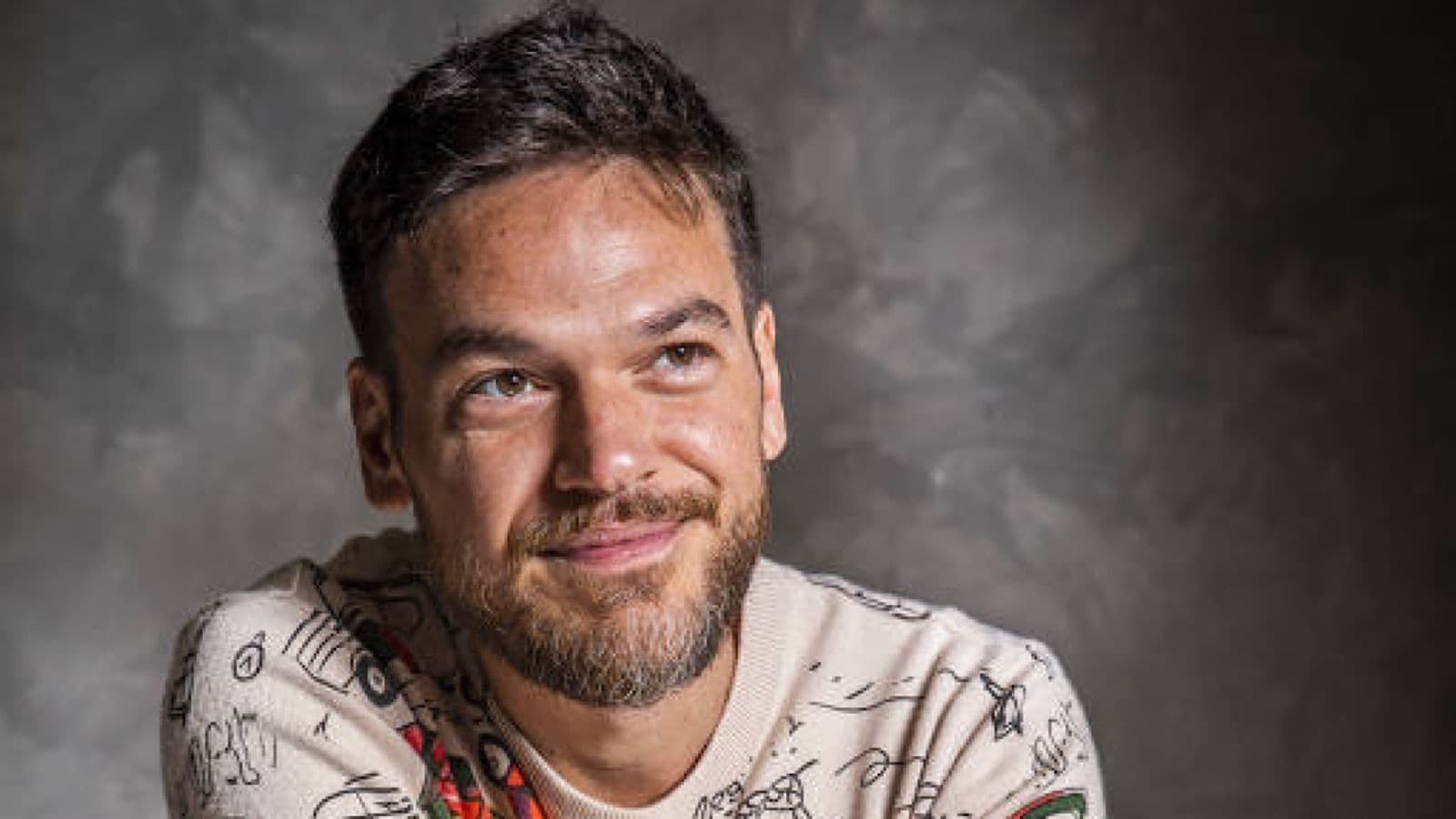 Emílio Dantas revive personagem clássico no filme "A Viagem"