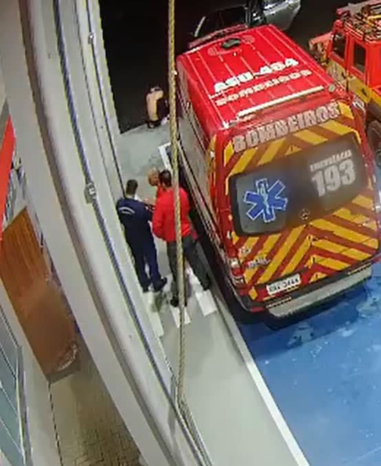 ▶️ Bebê de cinco dias é salva após se engasgar durante a madrugada
