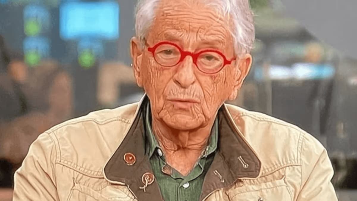 ▶️ Comentarista da Globo é flagrado coçando as partes ao vivo