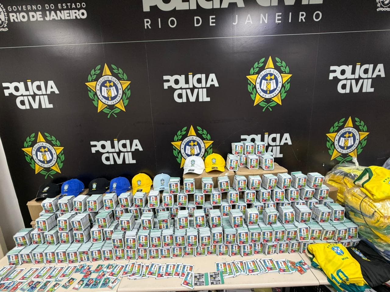 Polícia apreende mais de 200 mil figurinhas falsas da Copa