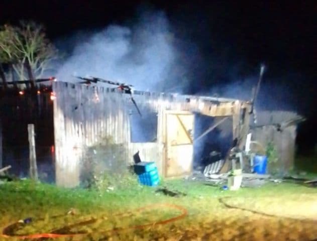 Incêndio destrói galpão durante a madrugada