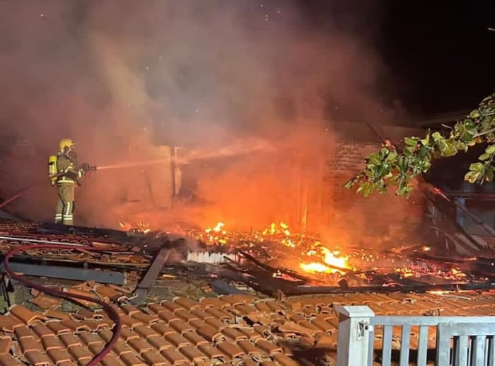 Casa de veraneio é destruída por incêndio