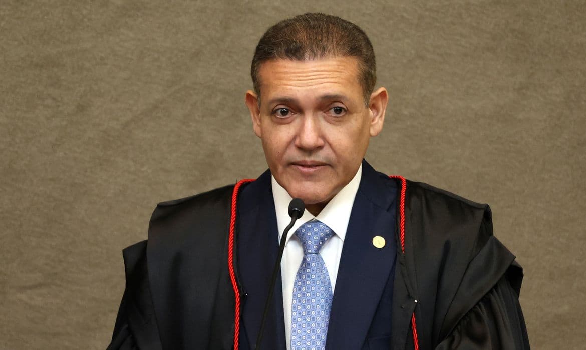 Kassio Nunes toma posse no TSE e promete combate ao uso irregular de IA nas eleições