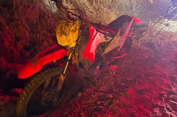 Adolescente fica inconsciente após queda de moto