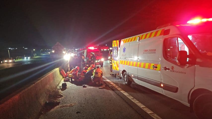 Motociclista fica gravemente ferido após bater na traseira de carro na BR-101