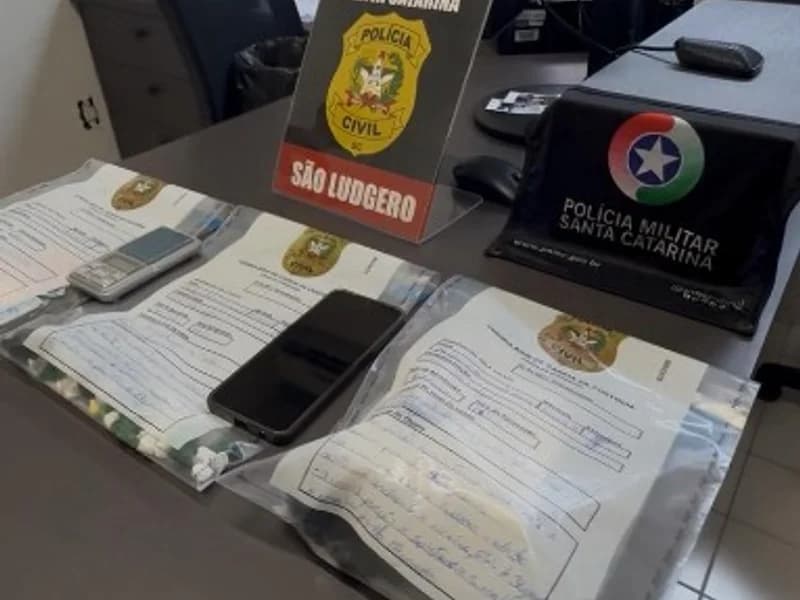 Mulher com tornozeleira é presa com cocaína e esquema de delivery de drogas