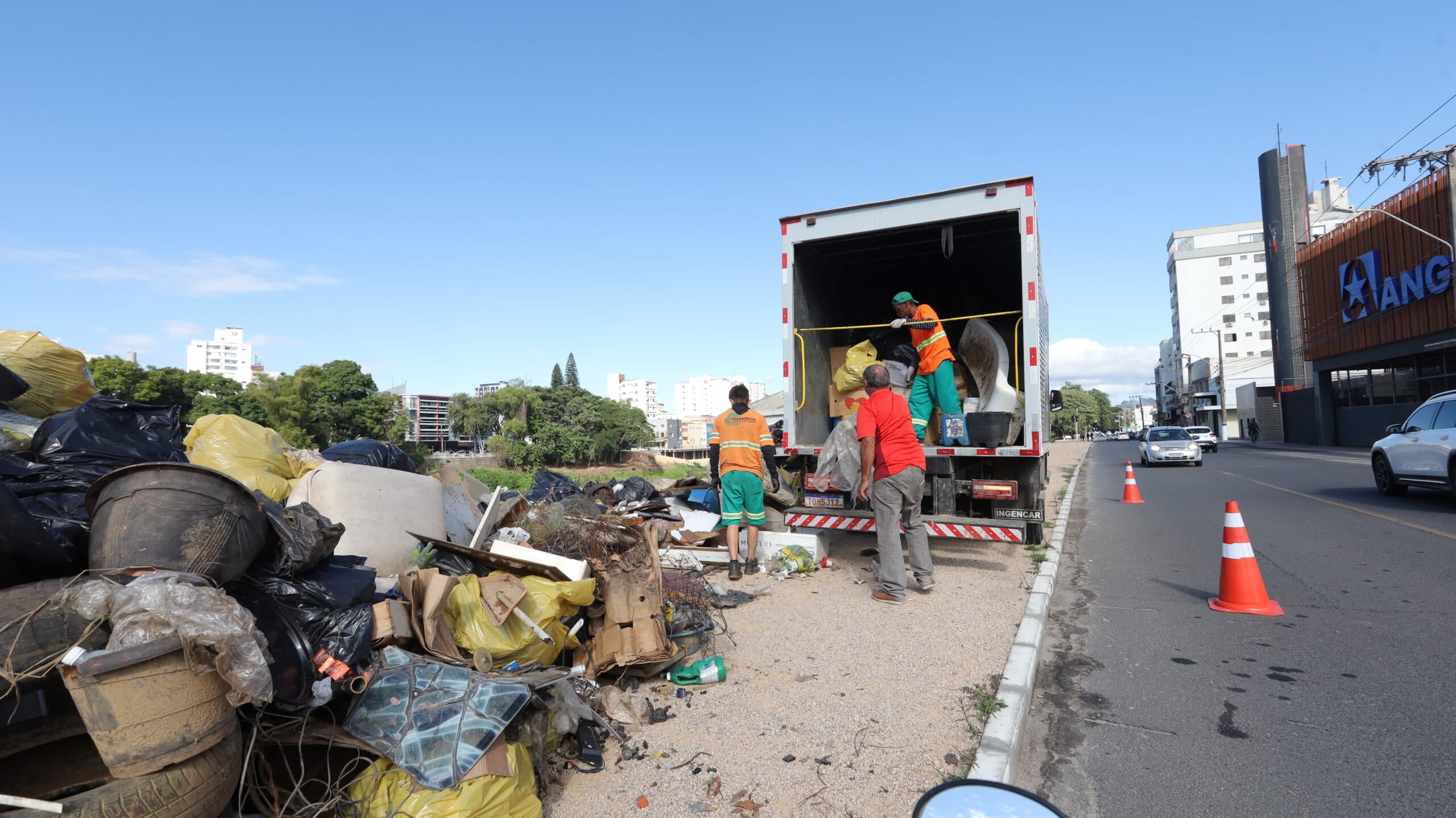 Mutirão recolhe oito toneladas de lixo nas margens do Rio Tubarão