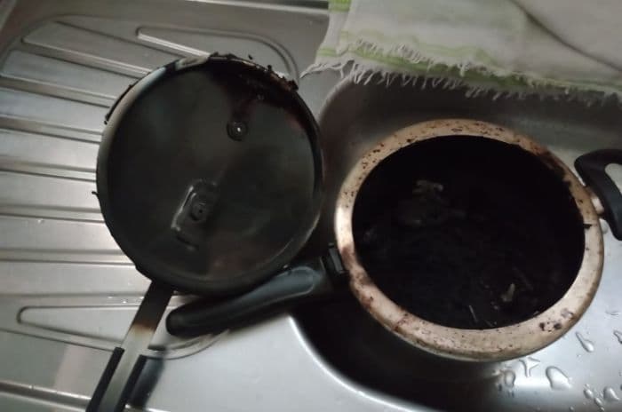 Panela de pressão pega fogo e provoca incêndio em apartamento de idoso