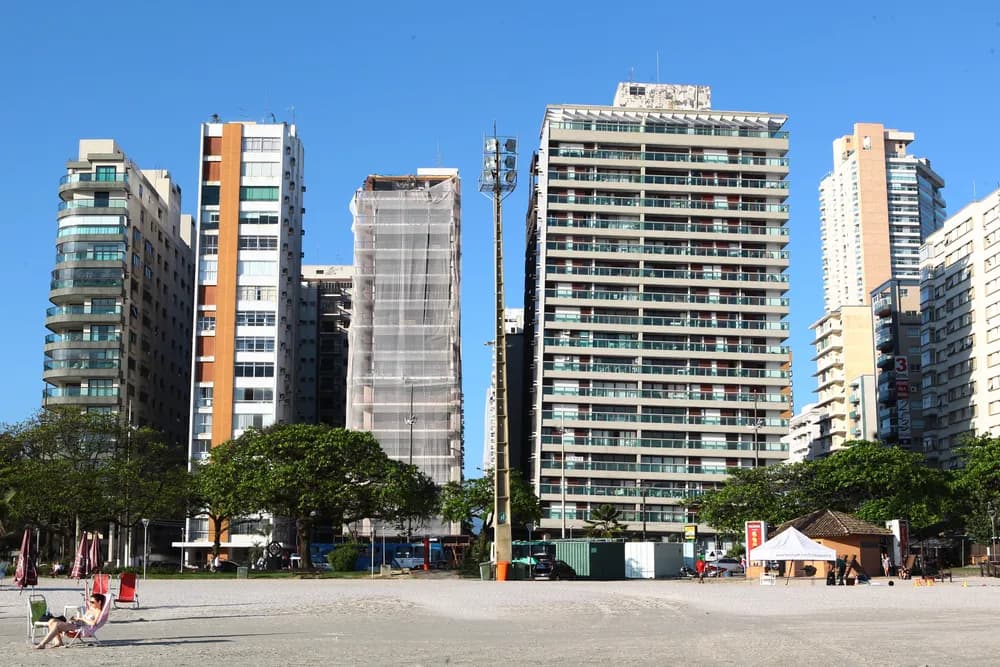 Por que existem prédios tortos em Santos?