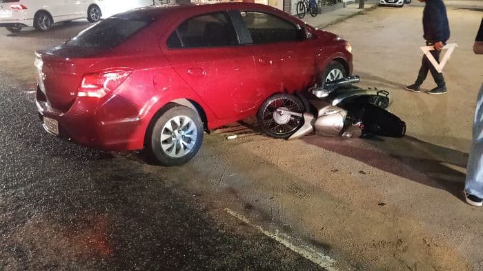 Motociclista de 60 anos fica ferida após colisão em avenida