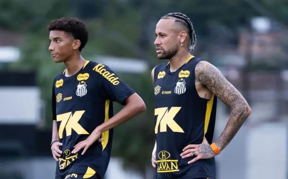 Neymar dá tapa em Robinho Jr. após treino esquentar