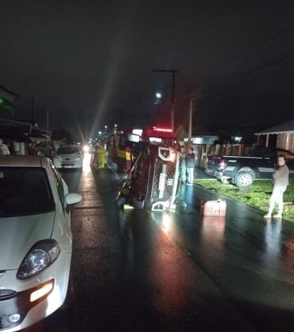 Idoso fica preso em caminhonete após colisão com carro estacionado