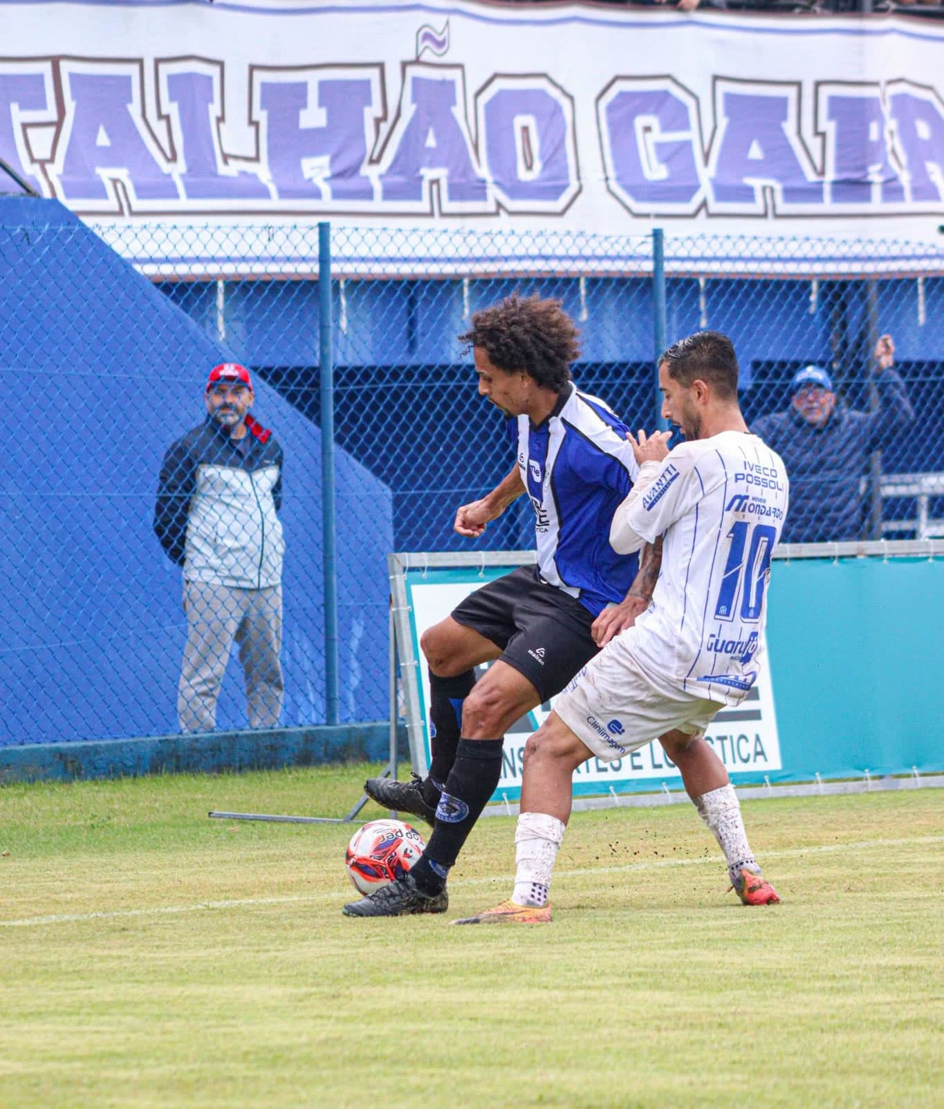 Tubarão fica duas vezes à frente, mas cede empate e segue em grupo embolado da Série B
