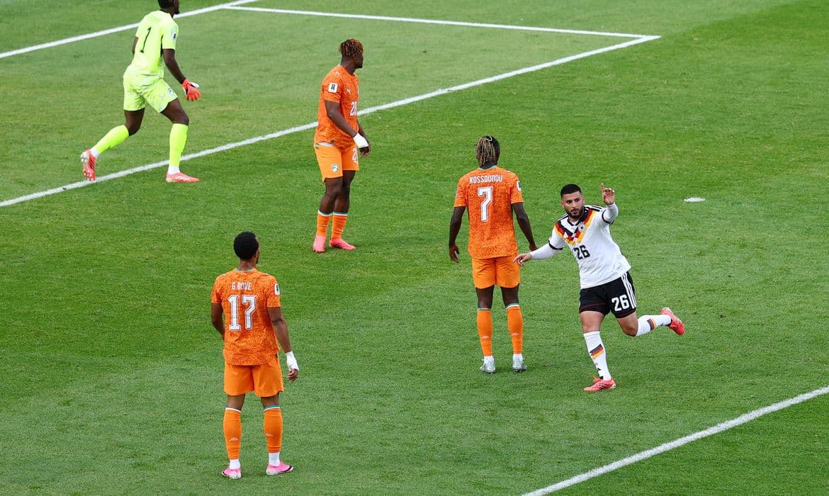 Alemanha vira sobre a Costa do Marfim, garante classificação e volta ao mata-mata após 12 anos