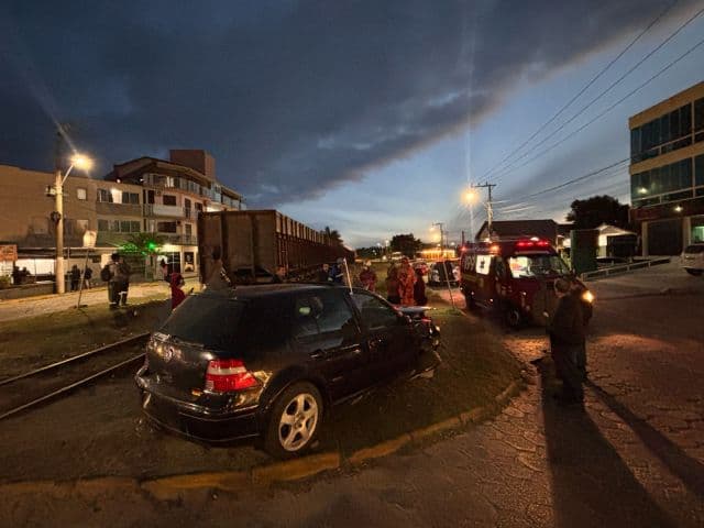 Mulher fica ferida após colisão entre carro e trem