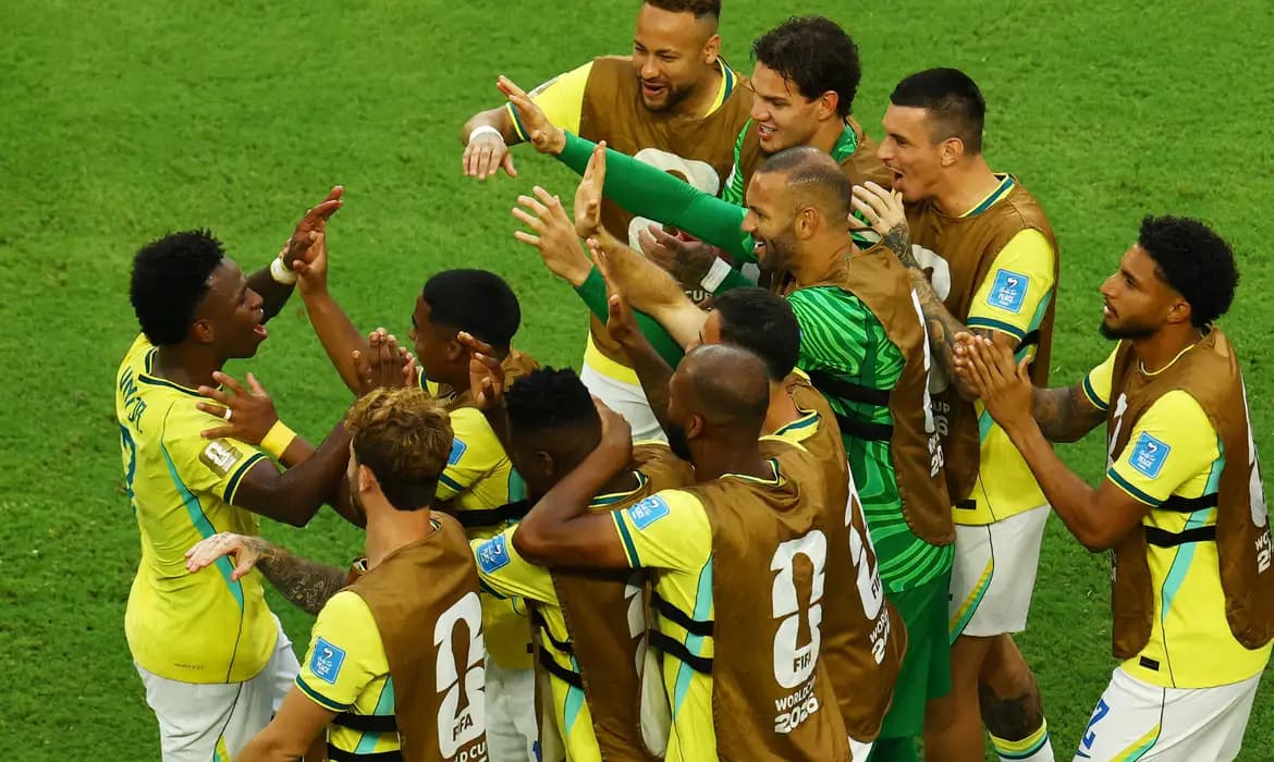 Vini Jr. marca dois, Brasil vence a Escócia e avança em primeiro lugar