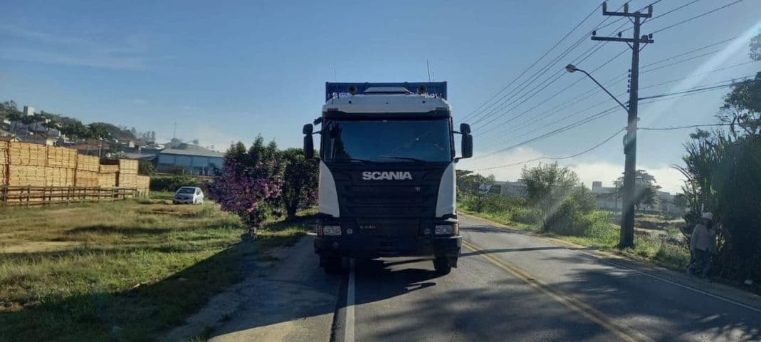 Mulher morre após ser atropelada por caminhão na SC-435