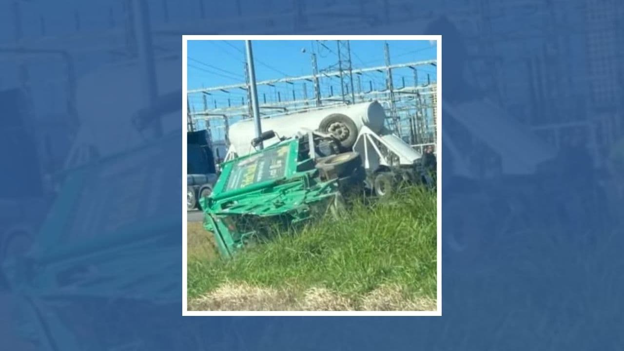 Caminhão de coleta de lixo tomba na marginal da BR-101