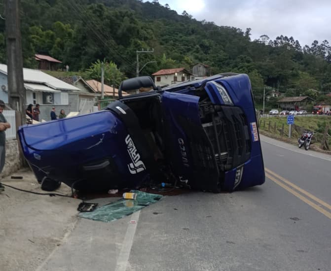 Motorista sofre ferimentos após caminhão tombar na SC-390