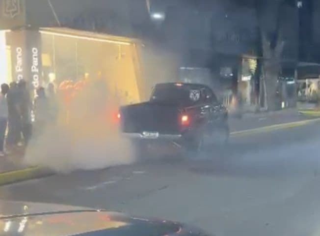 ▶️ Derrapagem de pneus gera fumaça, susto e provoca evacuação em rooftop