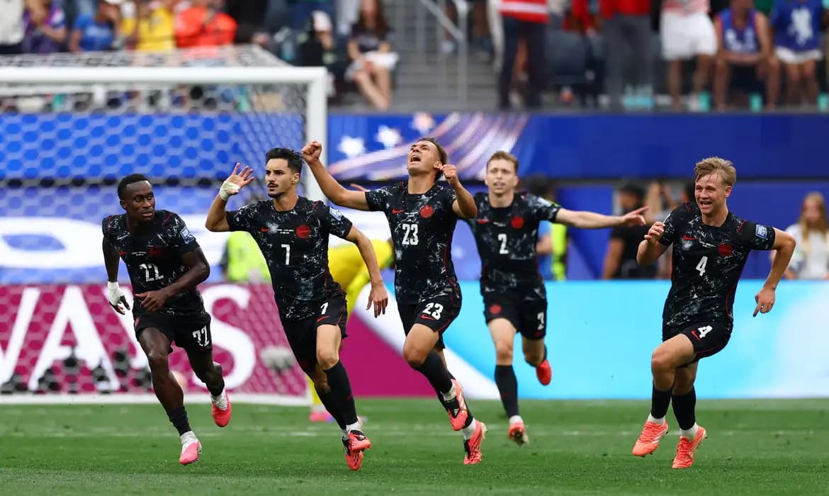 Canadá marca no fim, elimina a África do Sul e faz história na Copa