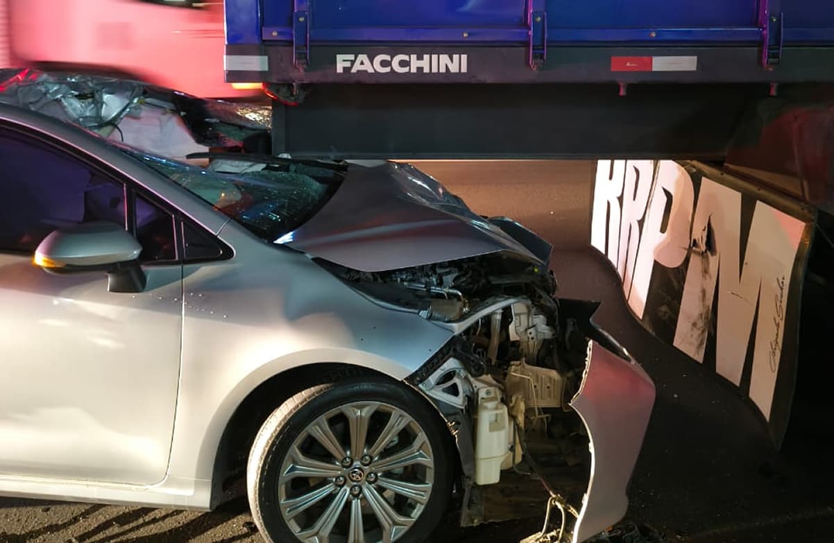 Homem fica ferido após carro bater na traseira de caminhão na BR-101