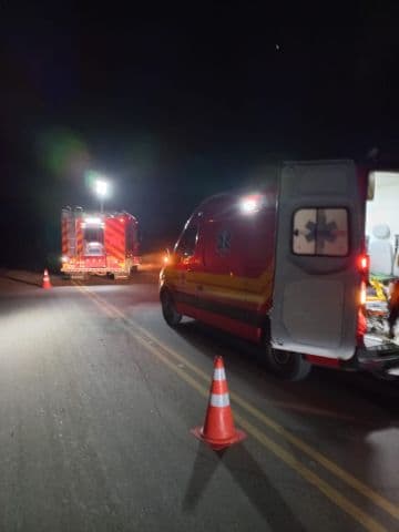 Motorista fica ferido após carro cair em vala às margens da SC-435