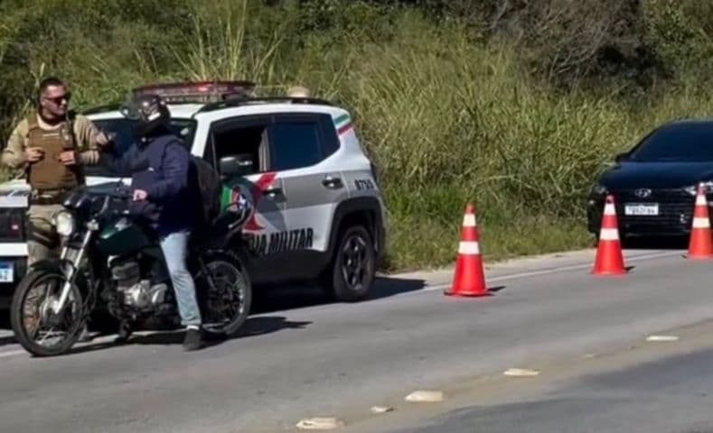 Homem é encontrado morto dentro de vala em área de mata
