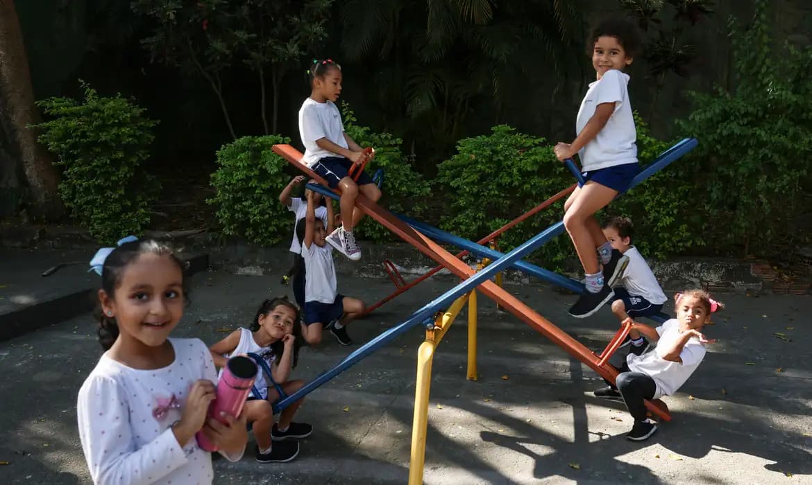 Crianças trocam brincadeiras de rua por telas e especialistas fazem alerta