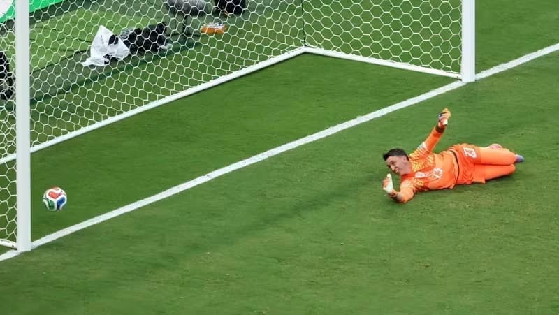 Espanha vence, elimina o Uruguai e avança na liderança do Grupo H