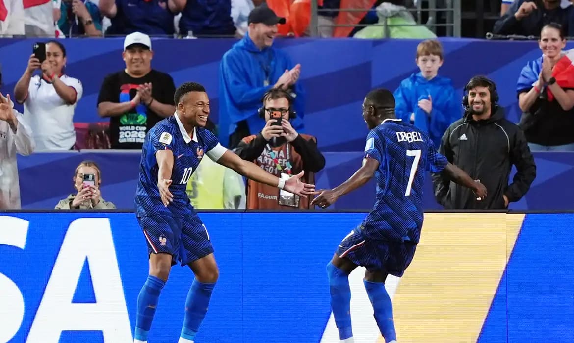Jogo para por mais de duas horas, mas França vence e avança na Copa