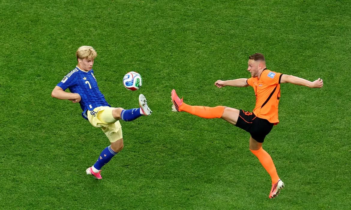 Holanda faz quatro gols em 17 minutos e goleia a Suécia na Copa