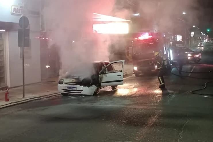 Motorista e passageira escapam sem ferimentos após carro pegar fogo
