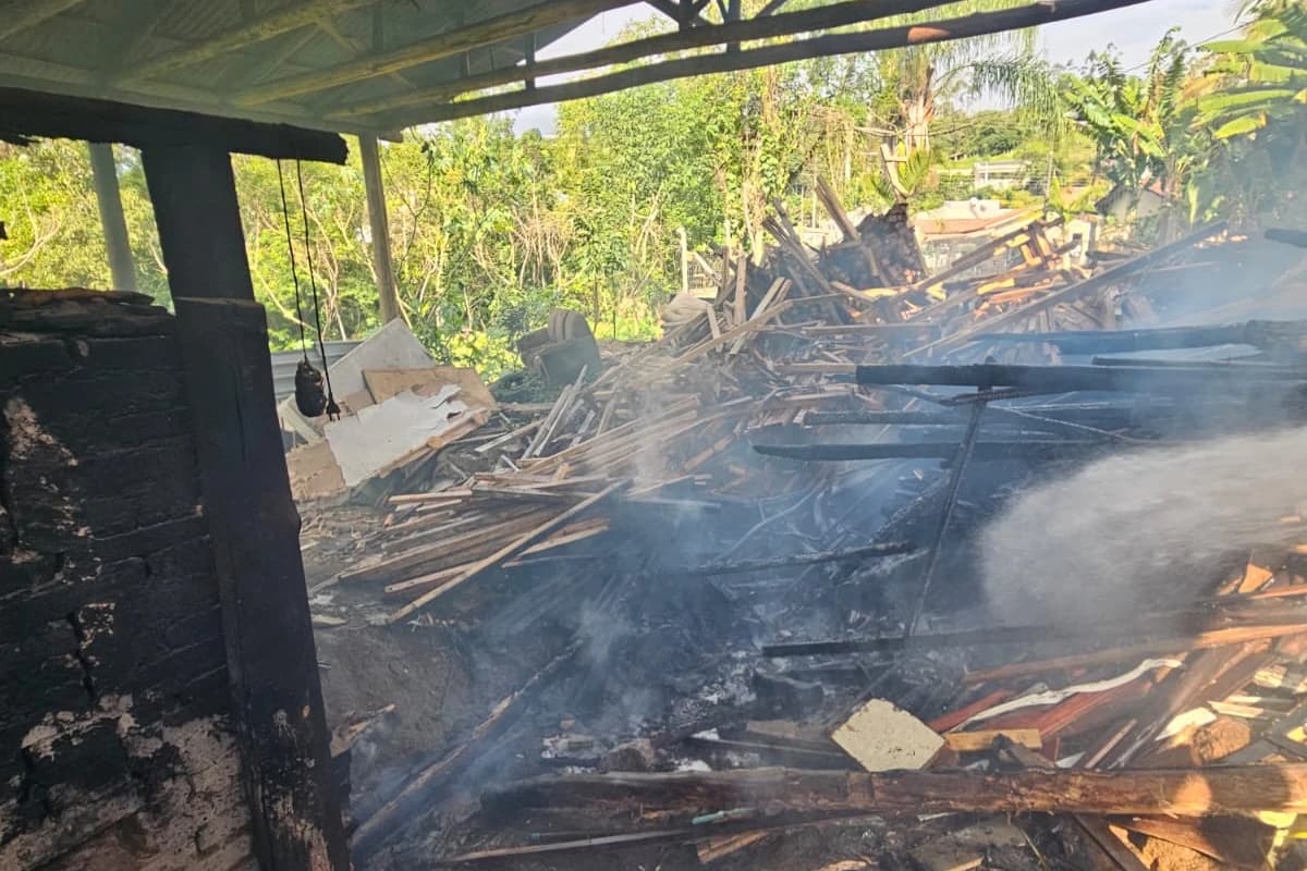 Incêndio atinge fábrica de vasos de cerâmica