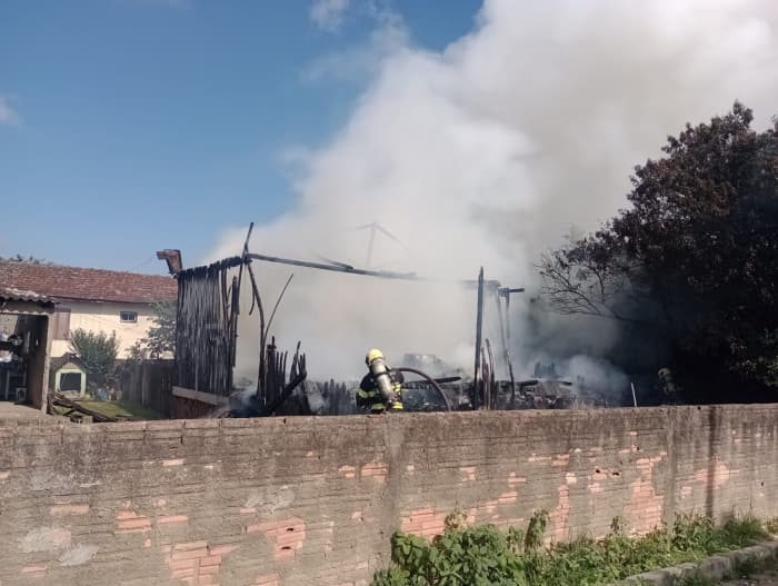 Menina de 11 anos escapa de incêndio que destruiu residência