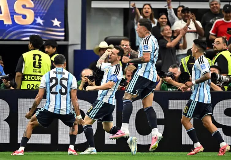 Argentina vence a Áustria e Messi assume topo da artilharia das Copas