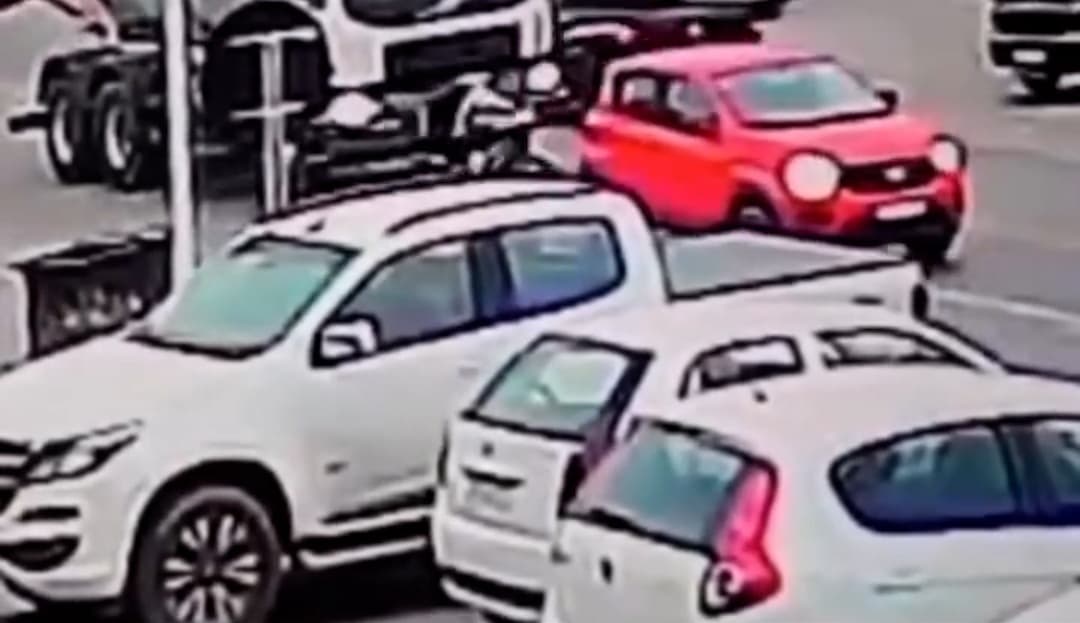 ▶️ Menino de 11 anos é atropelado por caminhão enquanto atravessava rodovia de bicicleta
