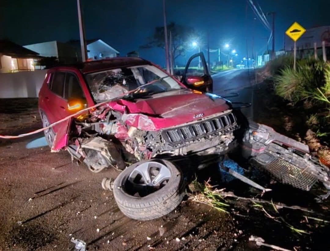 Motorista fica ferido após bater carro contra poste